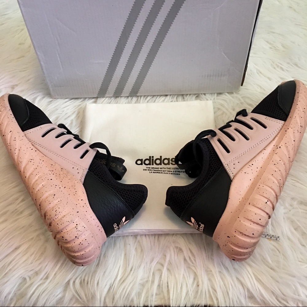 🖤Woman’s custom made Tubular Adidas 🖤